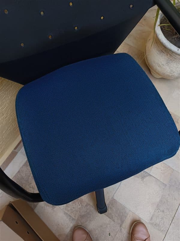 Assento de cadeira de escritório azul limpo depois da higienização