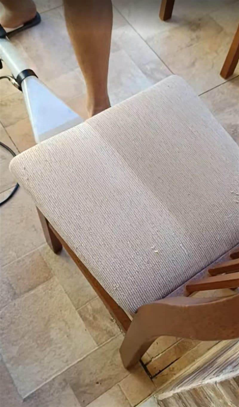 Assento de cadeira de jantar mostrando o antes e o depois durante a extração da sujeira