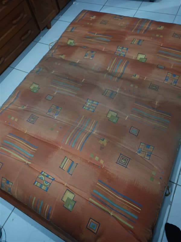 Futon estampado com sujeira antes da higienização