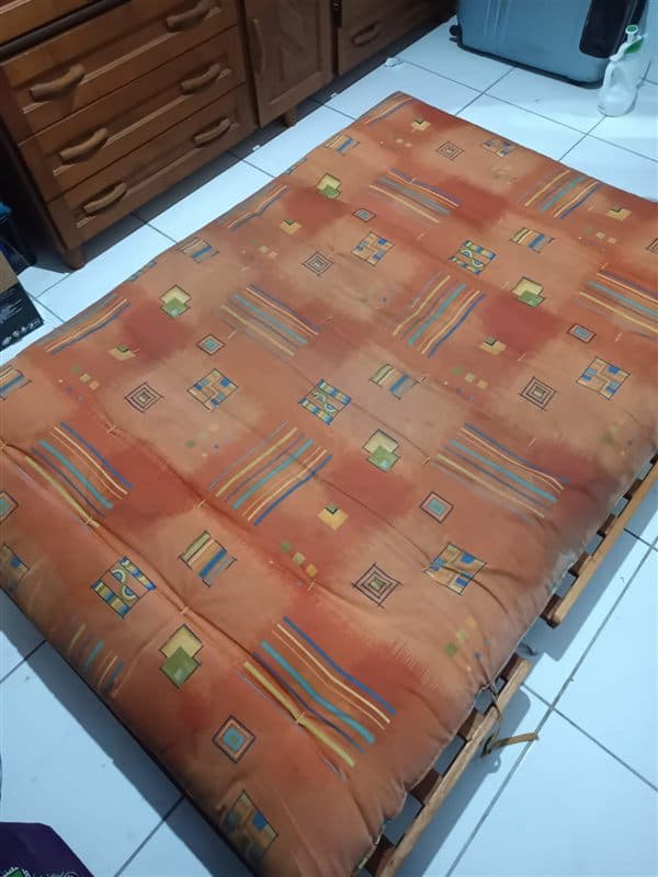 Futon estampado limpo depois da higienização com máquina extratora