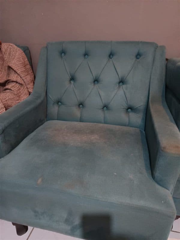 Poltrona de tecido azul com manchas antes da higienização